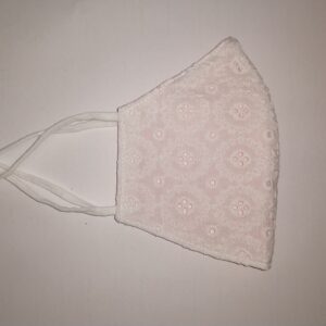 roza z belim vezenjem