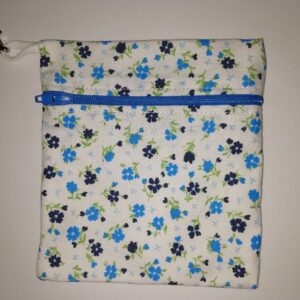 Modre rožice na beli osnovi