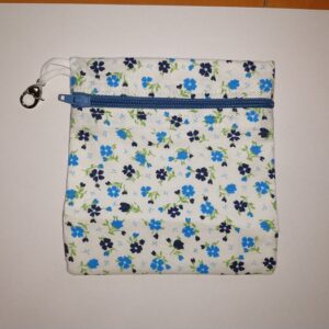 Modre rožice na beli osnovi 2