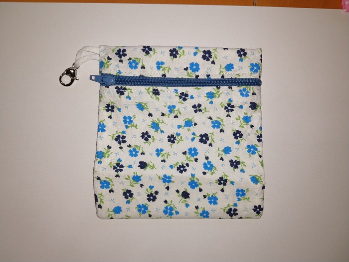 Modre rožice na beli osnovi 2