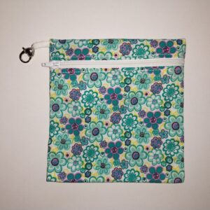 Turkizne rožice na beli osnovi