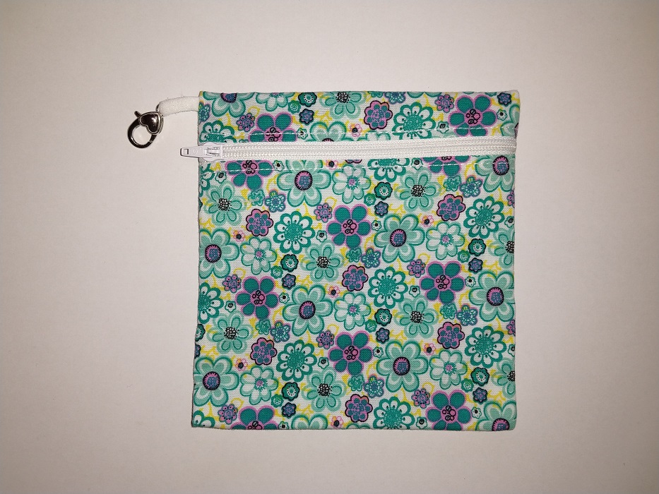 Turkizne rožice na beli osnovi